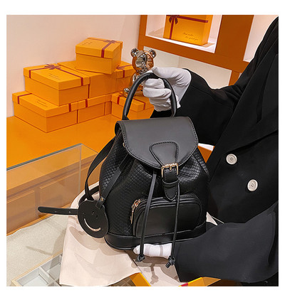 Mali ženski ruksak s metalnim kopčanjem