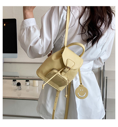 Mali ženski ruksak s metalnim kopčanjem