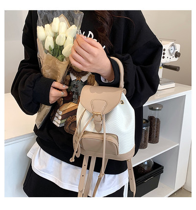 Mali ženski ruksak s metalnim kopčanjem