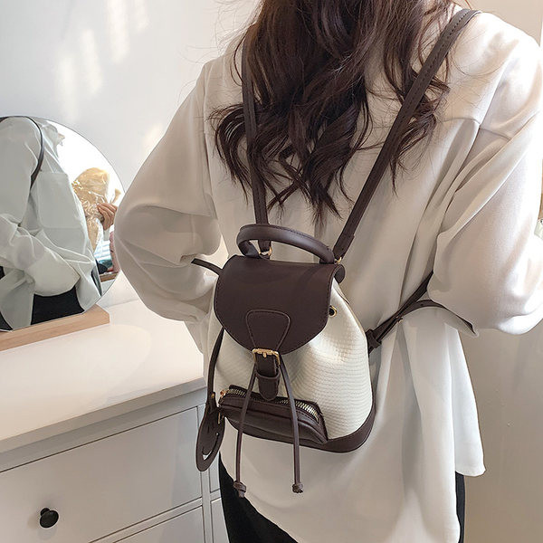 Mali ženski ruksak s metalnim kopčanjem