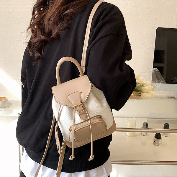 Mali ženski ruksak s metalnim kopčanjem