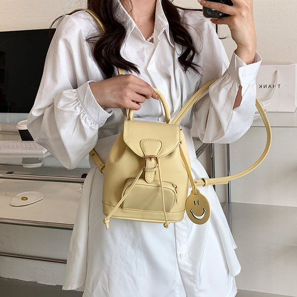 Mali ženski ruksak s metalnim kopčanjem