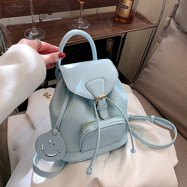 Mali ženski ruksak s metalnim kopčanjem