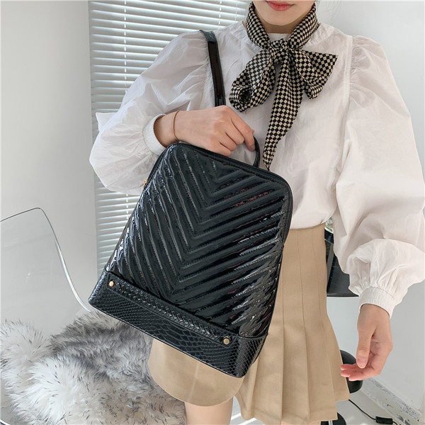 Γυναικείο σακίδιο πλάτης σε ορθογώνιο σχήμα από ανάγλυφο οικολογικό δέρμα