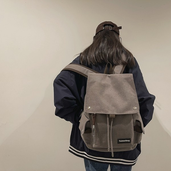 Igapäevane seljakott embleemi ja lipsudega