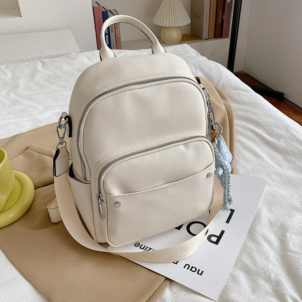 Ženski ruksak od eko kože - sa privjeskom