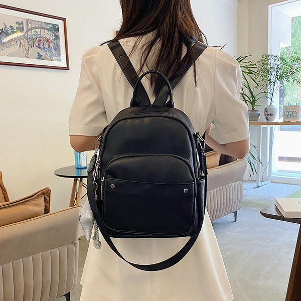 Ženski ruksak od eko kože - sa privjeskom