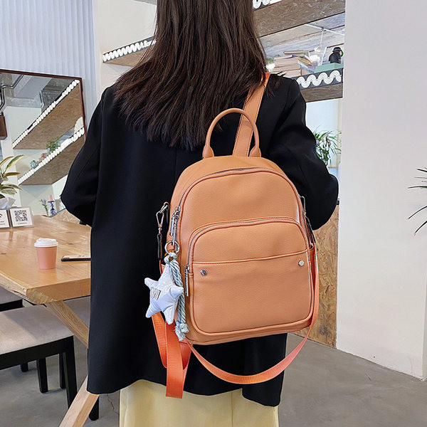 Ženski ruksak od eko kože - sa privjeskom