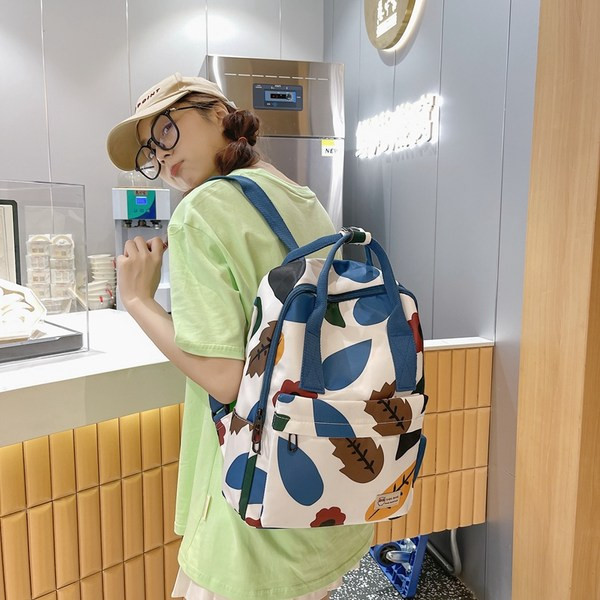 Ženski tekstilni ruksak s aplikacijom i amblemom