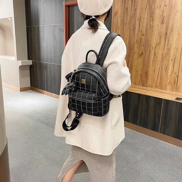 Naiste kunstnahast seljakott esitaskuga - musta värvi