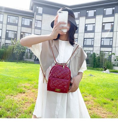 Γυναικείο δερμάτινο σακίδιο πλάτης με τσέπη και κούμπωμα