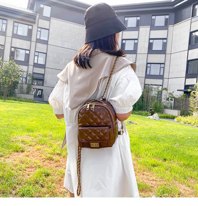 Γυναικείο δερμάτινο σακίδιο πλάτης με τσέπη και κούμπωμα