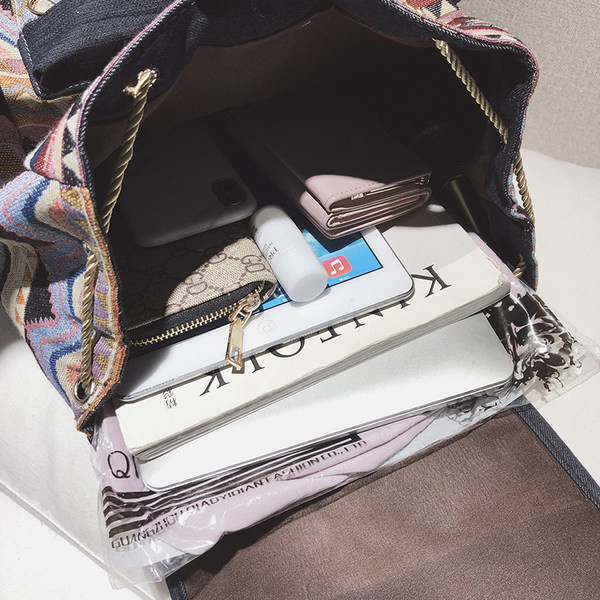 Naiste tekstiilist seljakott lipsude ja aplikatsiooniga