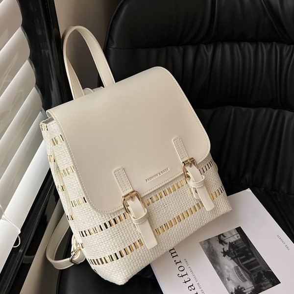 Ženski kožni ruksak sa natpisom i metalnim elementom