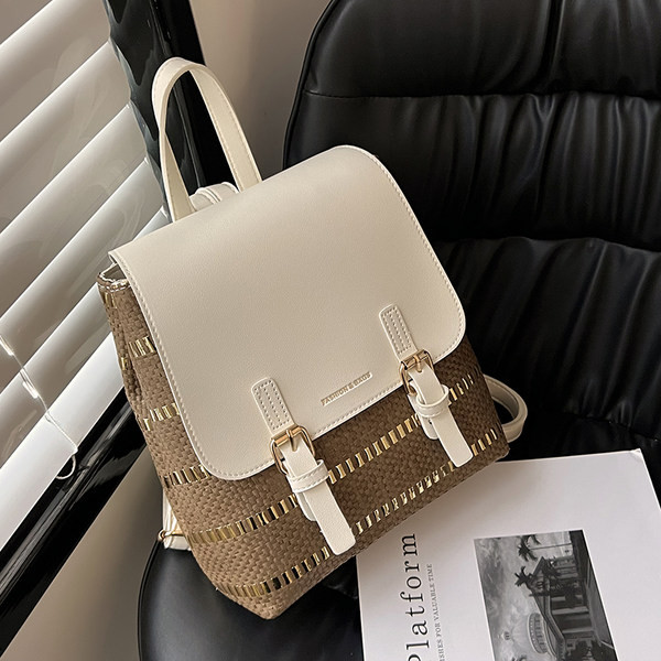 Ženski kožni ruksak sa natpisom i metalnim elementom