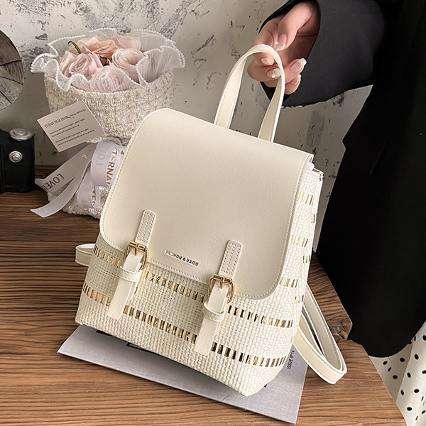 Ženski kožni ruksak sa natpisom i metalnim elementom