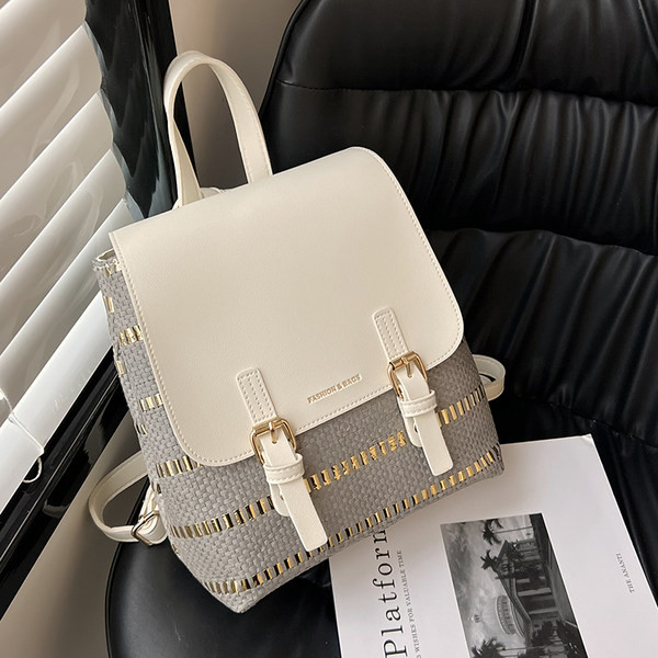 Ženski kožni ruksak sa natpisom i metalnim elementom