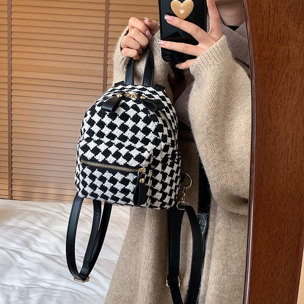 Naiste ruuduline tõmbluku ja esitaskuga seljakott