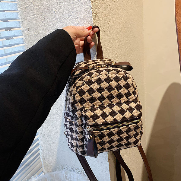 Naiste ruuduline tõmbluku ja esitaskuga seljakott