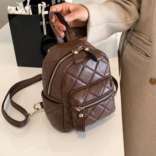 Väike tepitud efektiga naiste seljakott