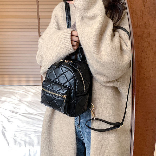 Väike tepitud efektiga naiste seljakott