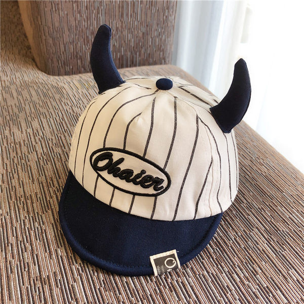 Laste müts tikandiga mitu mudelit