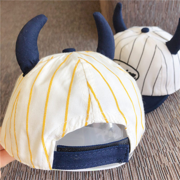 Laste müts tikandiga mitu mudelit