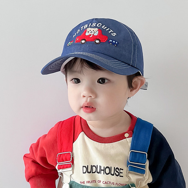 Poistele sobiv visiiri ja aplikatsiooniga lastemüts