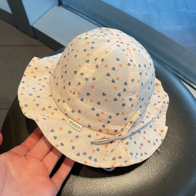 Päikesekaitsega beebimüts paela ja aplikatsiooniga