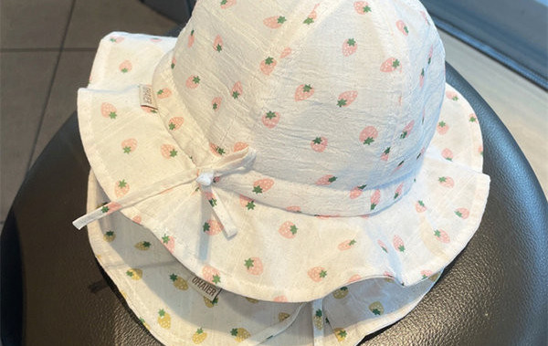 Päikesekaitsega beebimüts paela ja aplikatsiooniga