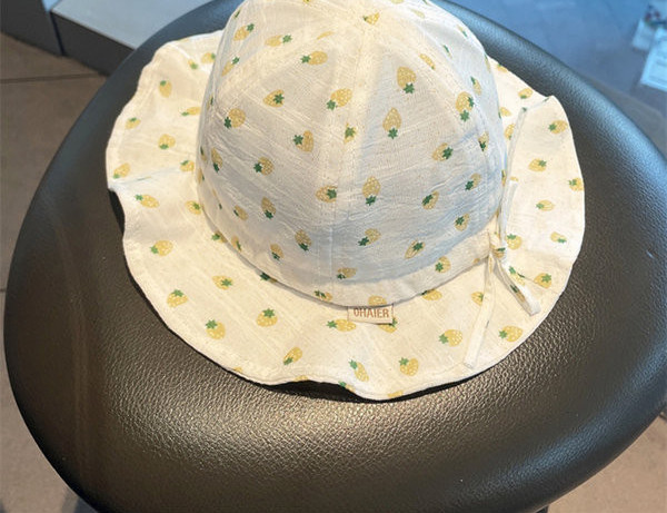 Päikesekaitsega beebimüts paela ja aplikatsiooniga