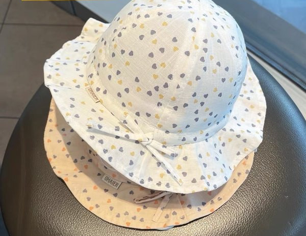 Päikesekaitsega beebimüts paela ja aplikatsiooniga