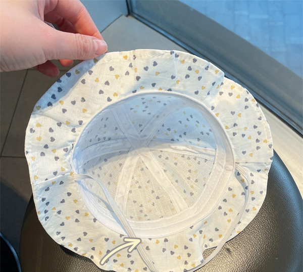 Päikesekaitsega beebimüts paela ja aplikatsiooniga