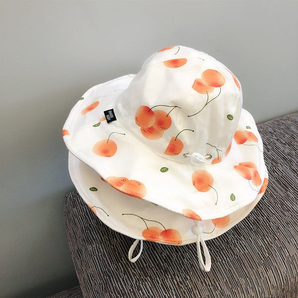 Tekstiilist aplikatsiooni ja lipsudega lastemüts