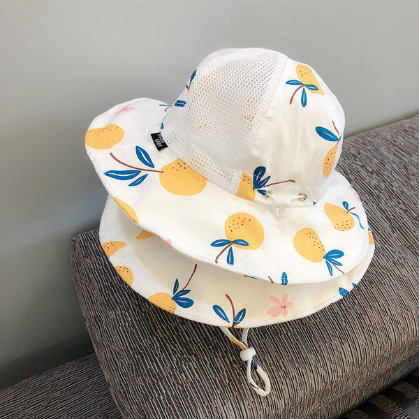 Tekstiilist aplikatsiooni ja lipsudega lastemüts