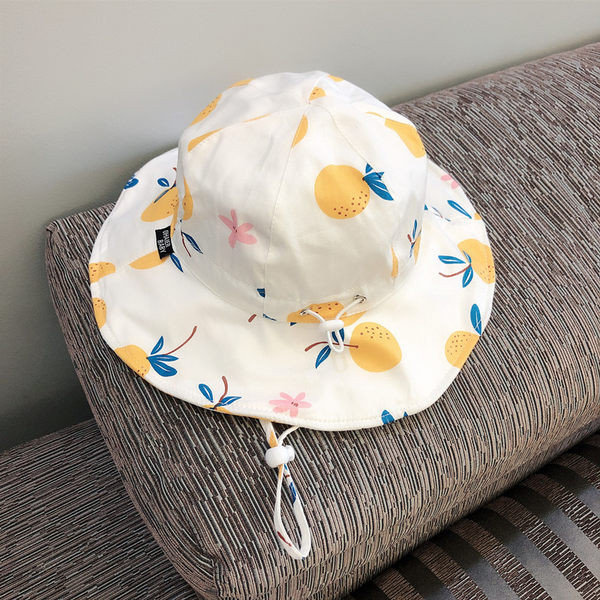 Tekstiilist aplikatsiooni ja lipsudega lastemüts