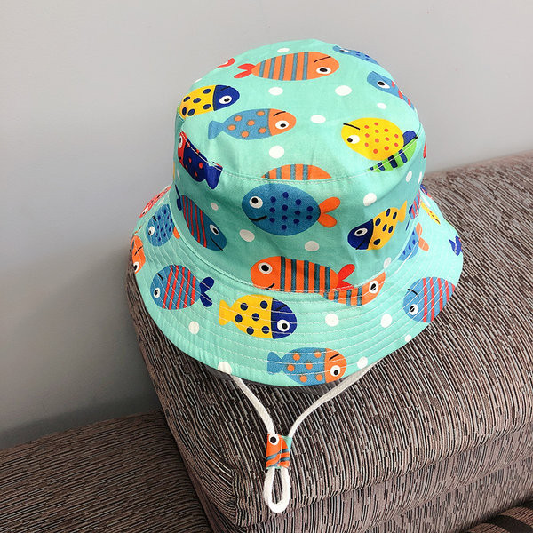 Aplikatsiooni ja lipsudega laste kalamüts