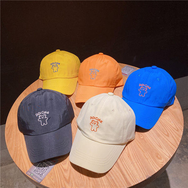 Tekstiilist müts visiiri ja tikandiga - mitut värvi