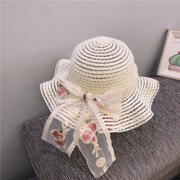 Suvemüts tüdrukutele tikandi ja paelaga