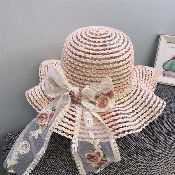 Suvemüts tüdrukutele tikandi ja paelaga