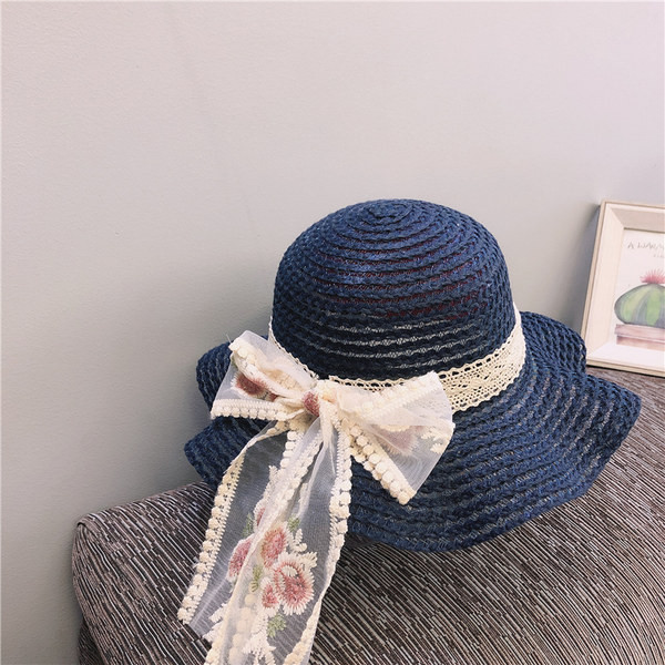 Suvemüts tüdrukutele tikandi ja paelaga