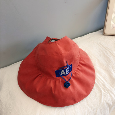 Embleemi ja laia äärega laste suvine müts