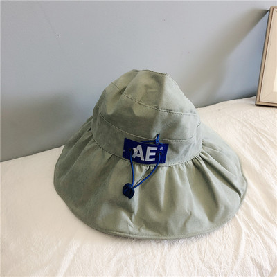 Embleemi ja laia äärega laste suvine müts