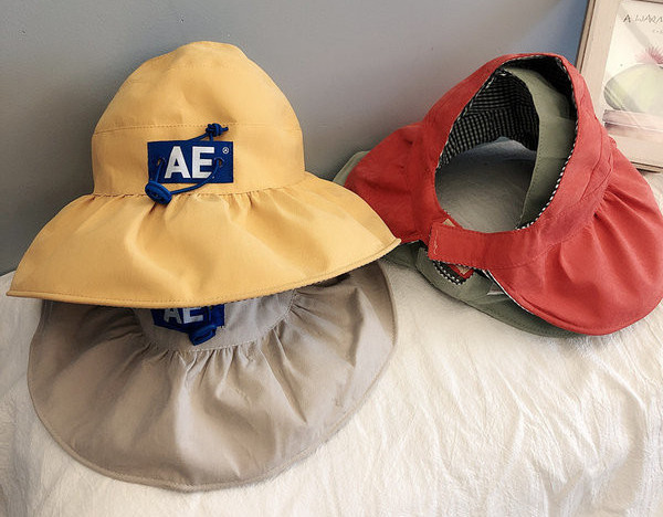 Ljetna dječja kapa sa grbom i širokim obodom