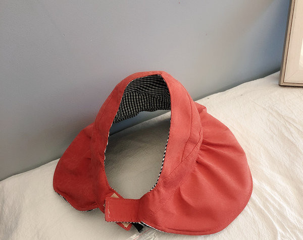 Ljetna dječja kapa sa grbom i širokim obodom