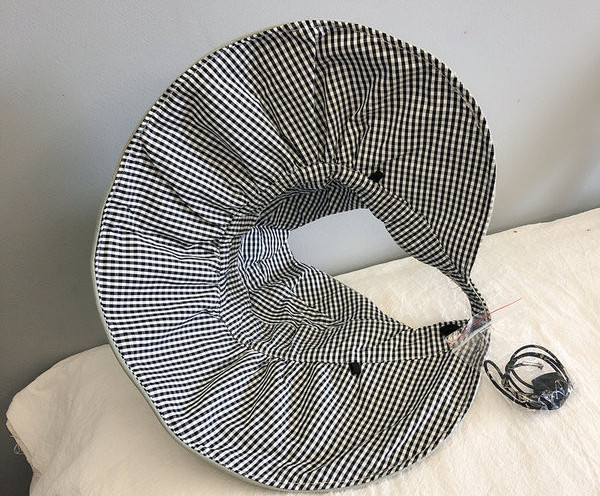 Ljetna dječja kapa sa grbom i širokim obodom