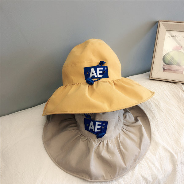 Ljetna dječja kapa sa grbom i širokim obodom