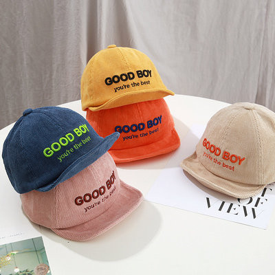 Dječja kapa s izvezenim natpisom