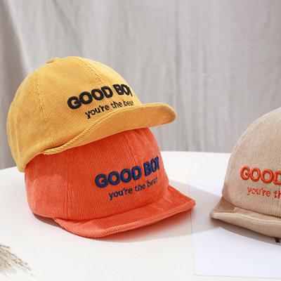 Dječja kapa s izvezenim natpisom