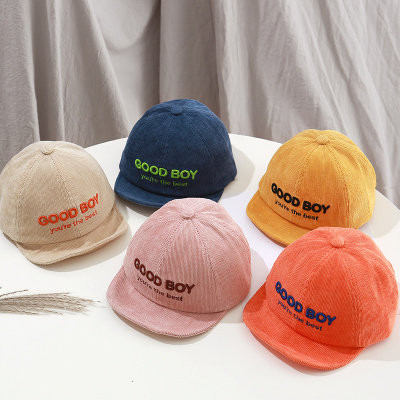 Dječja kapa s izvezenim natpisom